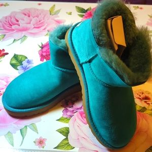 UGG w/ MINI BAILEY BUTTON size 7